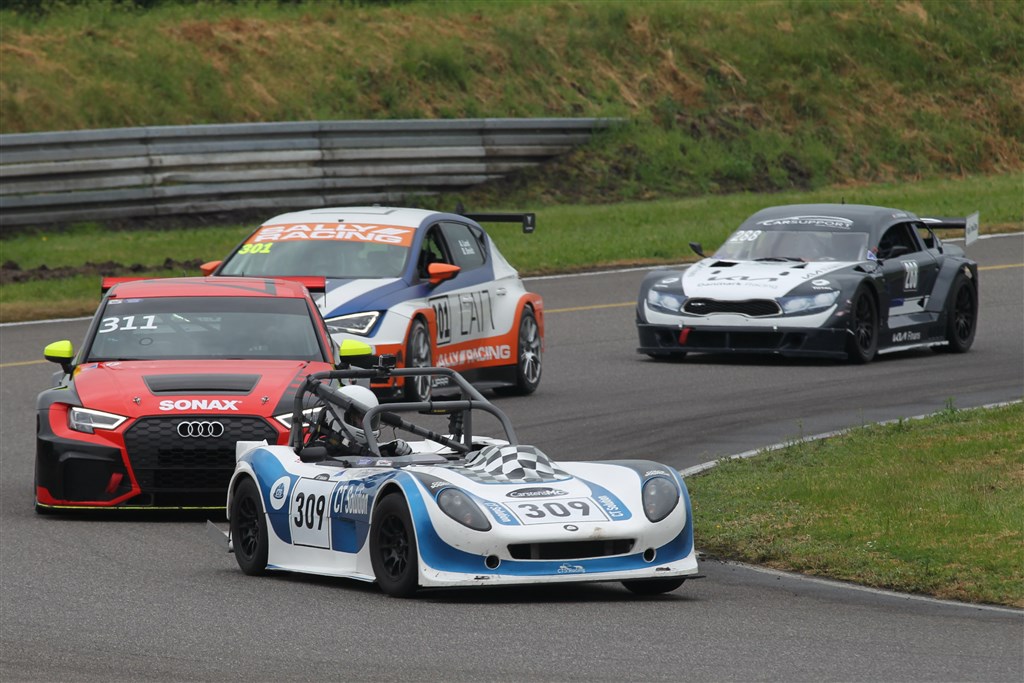 Division 3 er en af divisionerne med den største forskel i bilerne og den største kamp. Her fører CTS Racings Arion (309) an foran Dan Agro Racings Audi RS3 LMS TCR (311) og Sally Racings Seat Leon TCR (301).
(Foto: Henning Smed)